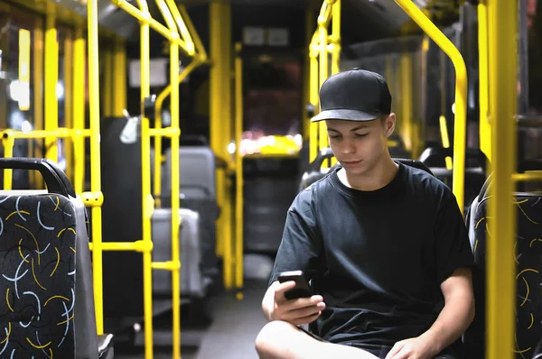 Молодой Человек Читал Сообщение Общественном Транспорте Вечером Стоковая Картинка
