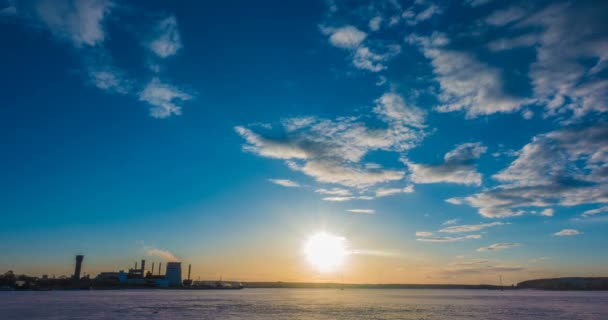 日落美丽的夏日风光, 多云的天空和自然的湖泊, 时间的缺失 — 图库视频影像