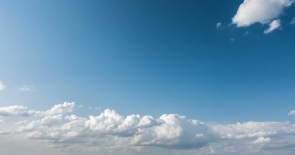 Vackra dagtid timelapse av moln över vinterlandskapet — Stockvideo