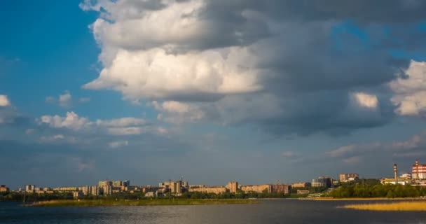 Дегазація денний хмари над зимовий пейзаж, міський Іжевськ, Удмуртії, Російська Федерація — стокове відео