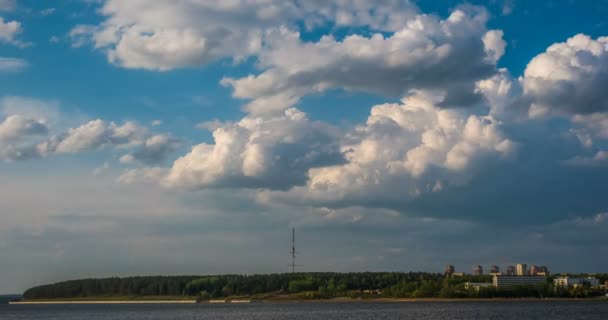 Дегазація денний хмари над зимовий пейзаж, міський Іжевськ, Удмуртії, Російська Федерація — стокове відео