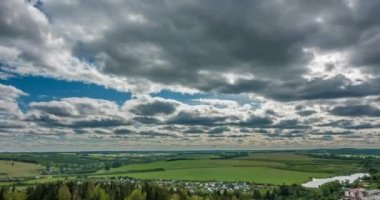 Güzel zaman atlamalı bir keskin yaz peyzaj üzerinde