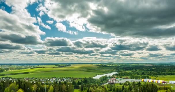 Hermoso lapso de tiempo sobre un paisaje de verano agudo — Vídeo de stock