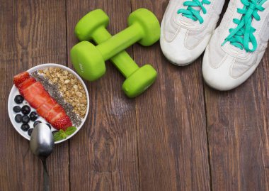 Dumbells, mezura ve sağlıklı gıda. Fitness