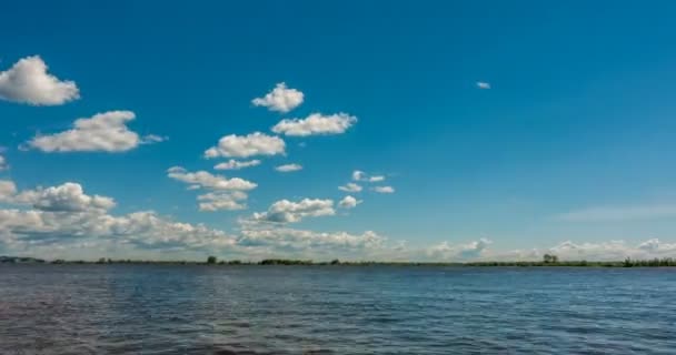 Hermoso lapso de tiempo sobre un paisaje de verano agudo — Vídeo de stock