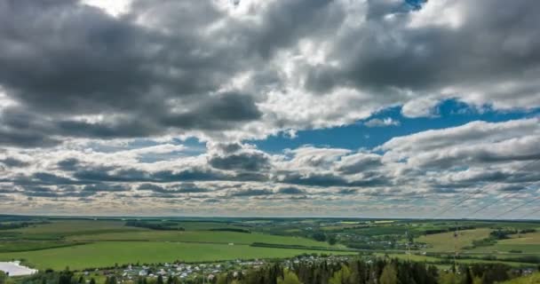 Hermoso lapso de tiempo sobre un paisaje de verano agudo — Vídeo de stock