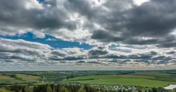 Frumos timp se scurge peste un peisaj de vară dornic — Videoclip de stoc