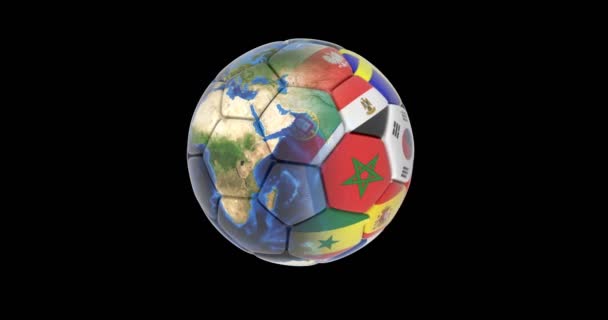 Futball-labda, és a kontinensen a föld forog a fekete háttér előtt. térképek és textúrák, Nasa által nyújtott — Stock videók