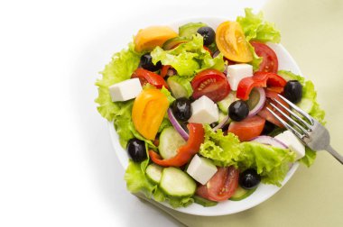 Taze sebze salatası beyaz arkaplanda izole edilmiş.