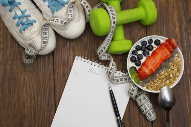 Dumbells, mezura ve sağlıklı gıda. Fitness