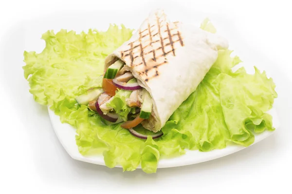 Shawarmas marul üzerinde beyaz bir arka plan izole — Stok fotoğraf