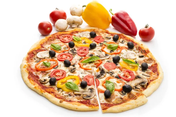 Lezzetli İtalyan pizza kaldırdı 1 göl kenarında beyaz arka plan üzerinde dilim. Jambon, biber ve zeytin pizza