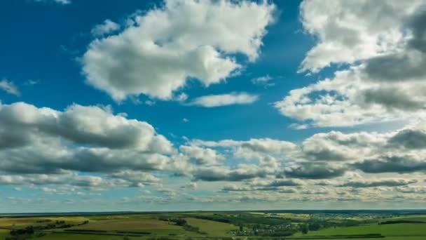 Hermoso lapso de tiempo sobre un paisaje de verano agudo — Vídeos de Stock