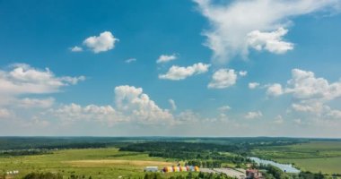 Güzel zaman atlamalı bir keskin yaz manzara video döngü üzerinde