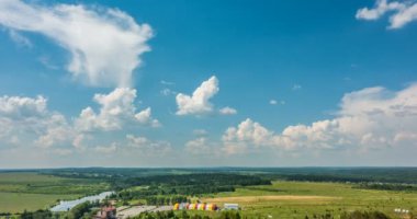 Güzel zaman atlamalı bir keskin yaz manzara video döngü üzerinde