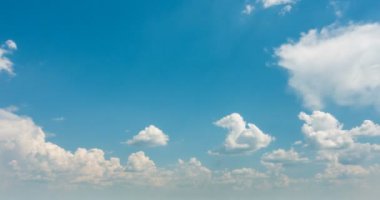 Güzel zaman atlamalı bir keskin yaz peyzaj üzerinde