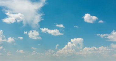 Güzel zaman atlamalı bir keskin yaz manzara video döngü üzerinde