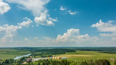 Güzel zaman atlamalı bir keskin yaz manzara video döngü üzerinde