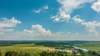 Güzel zaman atlamalı bir keskin yaz manzara video döngü üzerinde
