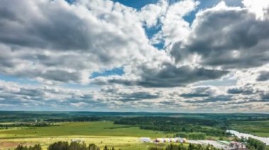 Güzel zaman atlamalı bir keskin yaz peyzaj üzerinde