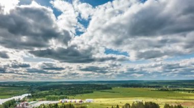Güzel zaman atlamalı bir keskin yaz peyzaj üzerinde