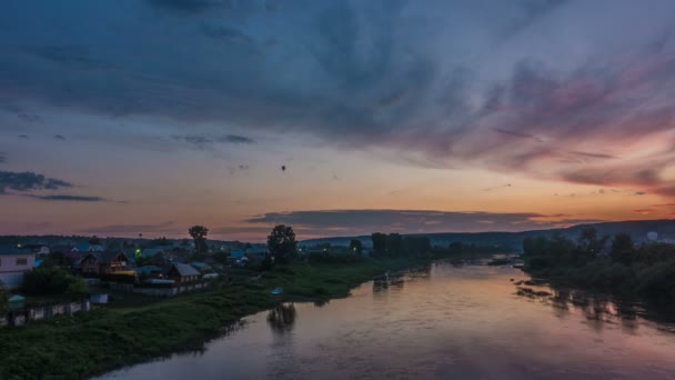 Прекрасний вечірній проміжок часу біля річки з повітряною кулею — стокове відео