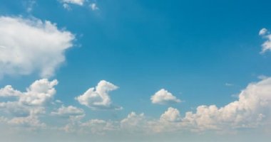 Zaman atlamalı güzel kümülüs bulutlar mavi gökyüzü karşı