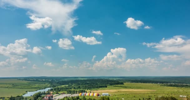 Schöner Zeitraffer über eine scharfe Sommerlandschaft — Stockvideo