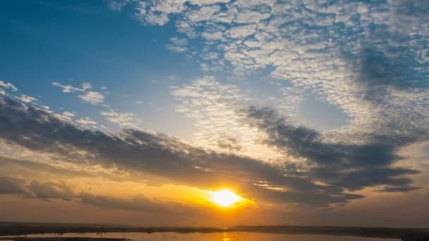 Salida del sol por el lago, un hermoso paisaje de verano, lapsos de tiempo — Vídeos de Stock