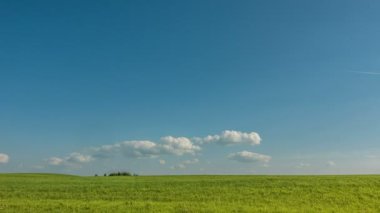 Güzel zaman atlamalı bir keskin yaz manzara, video döngü üzerinde