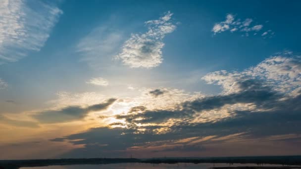 Hermoso lapso de tiempo sobre un paisaje de verano agudo — Vídeo de stock