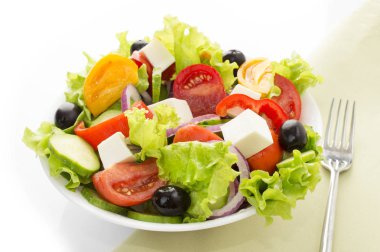 Taze sebze salatası beyaz arkaplanda izole edilmiş.