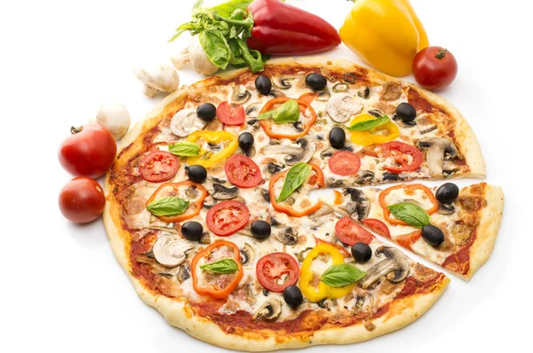 Lezzetli İtalyan pizza kaldırdı 1 göl kenarında beyaz arka plan üzerinde dilim. Jambon, biber ve zeytin pizza