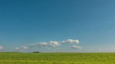 Güzel zaman atlamalı bir keskin yaz manzara, video döngü üzerinde