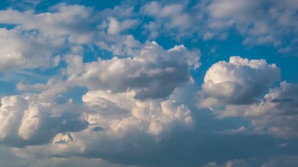 Hermoso lapso de tiempo sobre un paisaje de verano agudo — Vídeo de stock