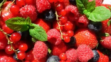 Kırmızı Olgun Bahçe çilek ve yaban mersini, çilek beyaz masa, güzel arka plan, video döngü döndürme