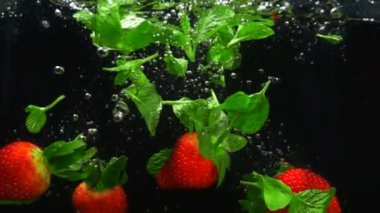 Taze meyve havada donmuş. Süper ağır çekimde shooted