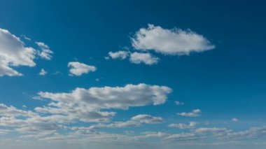 Güzel zaman atlamalı bir keskin yaz manzara video döngü üzerinde