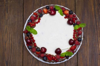 Ahşap arka plan üzerinde taze çilek ile tatlı kek. Üstten Görünüm