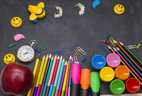 Material escolar sobre fondo pizarra — Foto de Stock