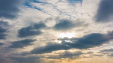 Güzel zaman atlamalı bir keskin yaz peyzaj üzerinde