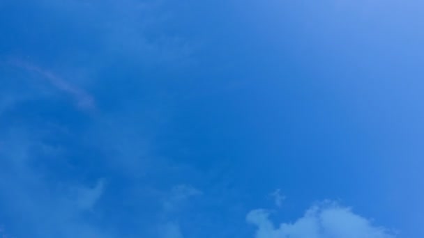 Schöne Zeitraffer-Wolken auf blauem Himmel-Videoschleife, dupliziert mit Chromakey — Stockvideo