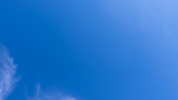 푸른 하늘 비디오 루프의 배경에서 아름 다운 시간 경과 구름 — 비디오