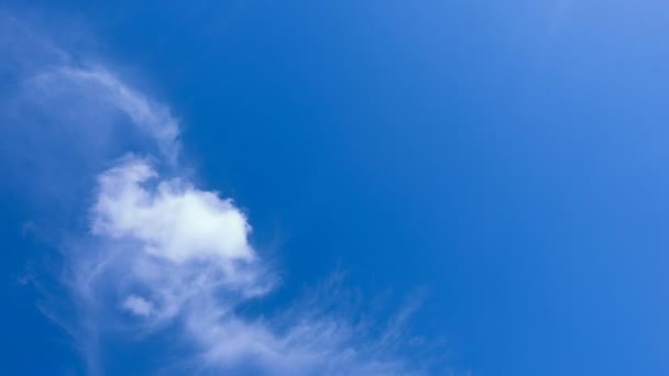 Arka plan mavi gökyüzü ile chromakey çoğaltılamaz üzerinde güzel zaman atlama bulutlar — Stok video