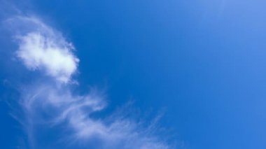 Arka plan mavi gökyüzü ile chromakey çoğaltılamaz üzerinde güzel zaman atlama bulutlar