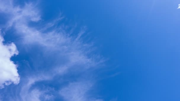 Vackra time-lapse moln på en bakgrund av blå himmel — Stockvideo