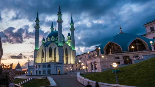 Ryssland, republik av Tatarstan, Qul Sharif eller Kol Sharif i Kazan Kreml med natt belysning., tidsfördröjning, vackra kvällen stadsbilden. — Stockvideo