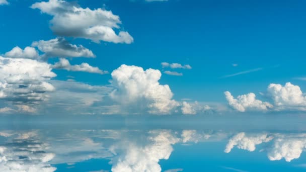 Футуристичний фон, що складається з проміжного кліпу білих пухнастих хмар над блакитним небом та їх відображення, відео петля — стокове відео