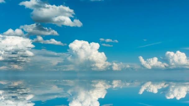 Futuristische achtergrond bestaande uit Time lapse clip van witte pluizige wolken boven de blauwe hemel en hun reflectie, video loop — Stockvideo