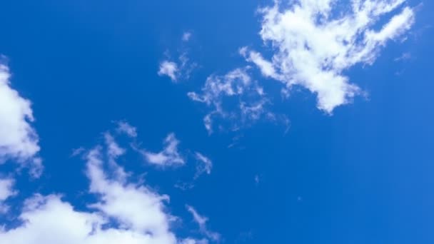 Mooie time-lapse wolken op een achtergrond van blauwe hemel video loop, gedupliceerd met chromakey — Stockvideo